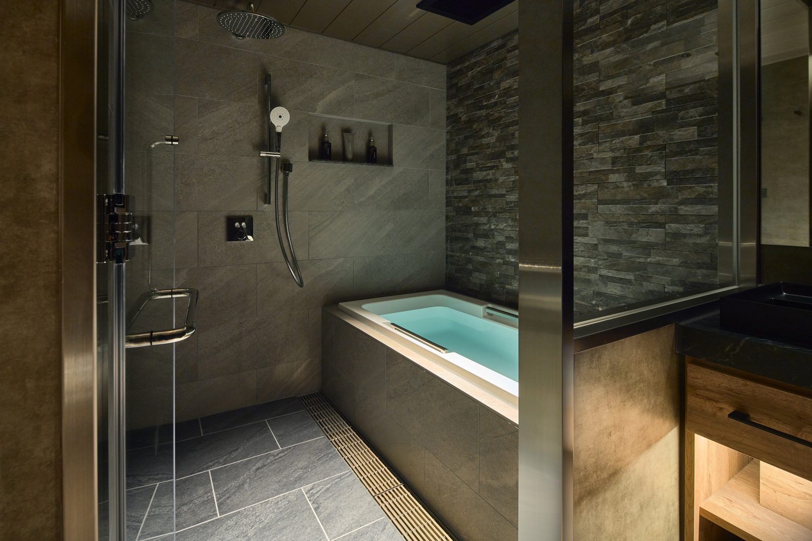 Standard King bath 1